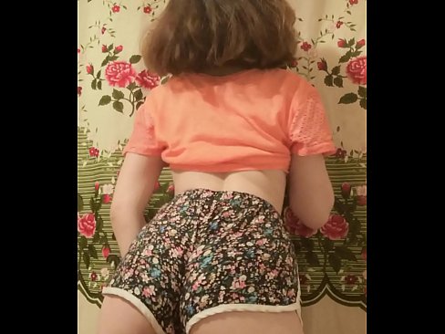 ❤️ Dhallaan yar oo sexy ah oo iska siibaysa surwaalka gaaban ee kamarada ❤️ anaga
